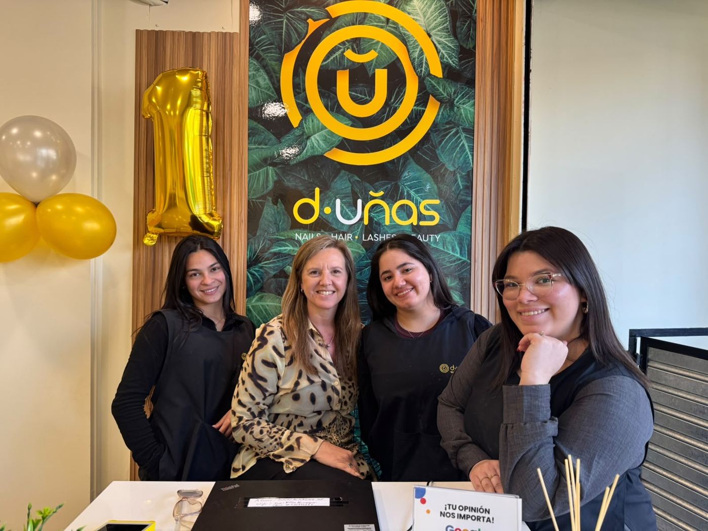 El equipo de d·uñas Almagro en la recepción del salón