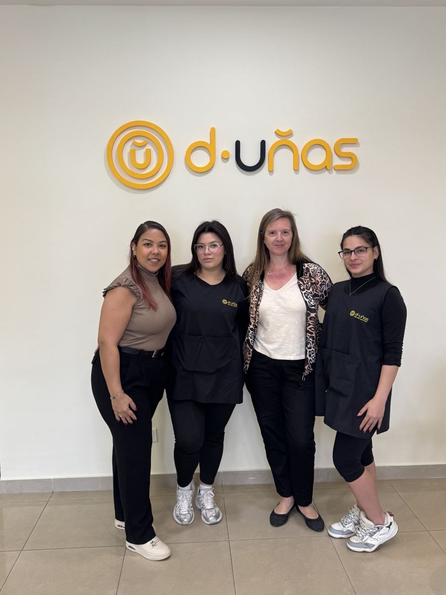 El equipo de d·uñas Almagro frente al logo