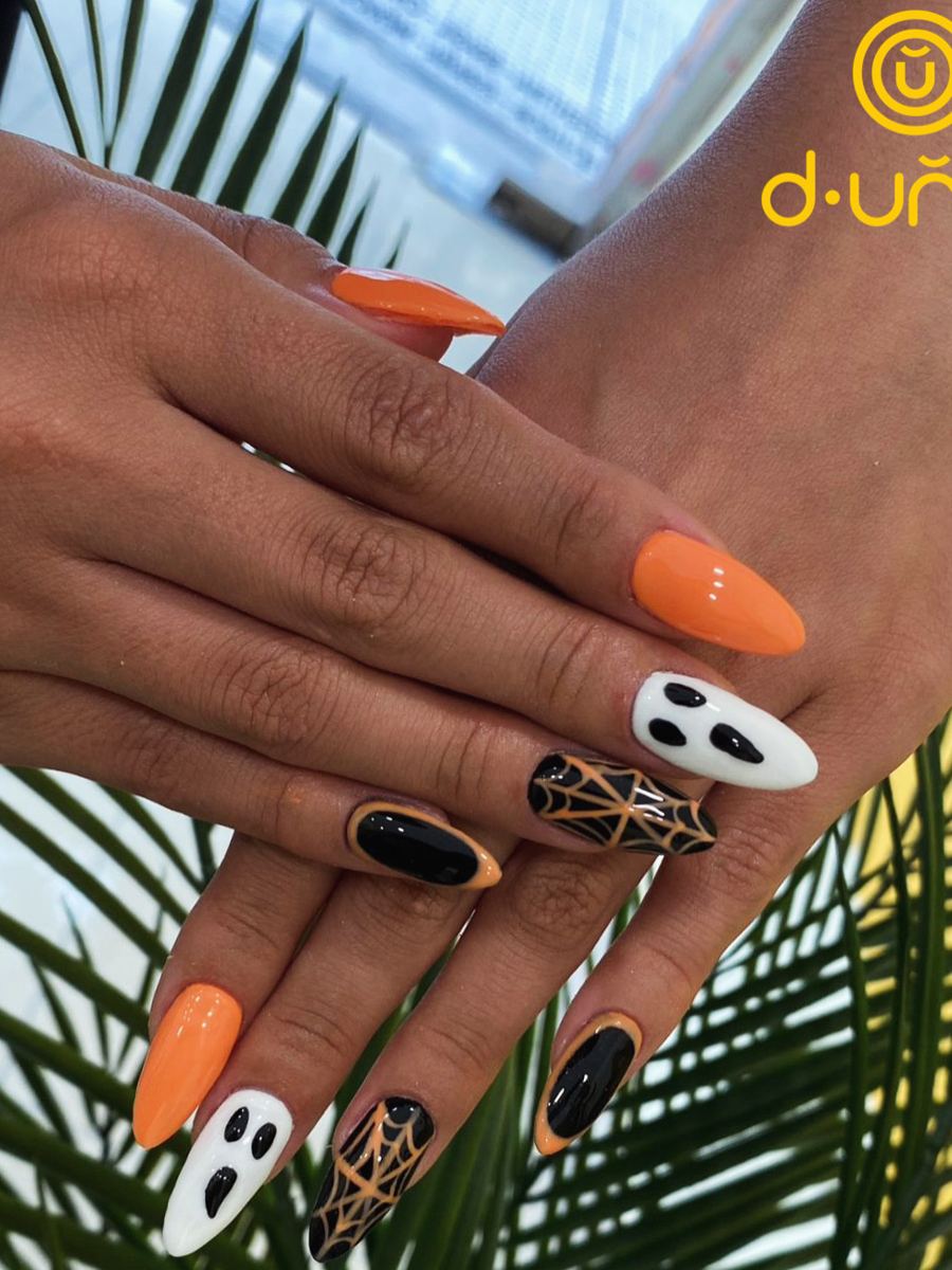 Nail art de Halloween con fantasmas y telarañas